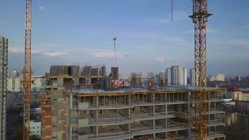 Arbeiter auf einem Hochhaus verstopfen abends die Schalung zum Betonieren