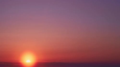 Lever de soleil parmi de beaux nuages. Soleil orange dans le ciel du matin, timelapse