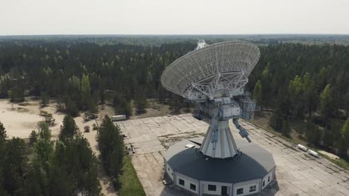 Un télescope d'observatoire radio scanne le ciel à la recherche de la vie extraterrestre dans