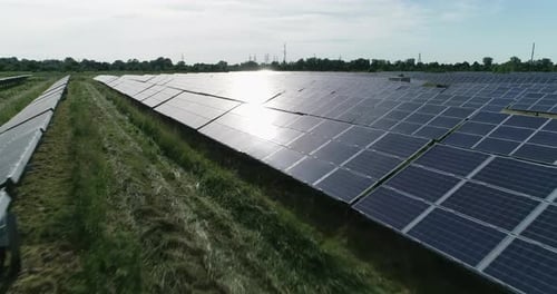 Luftaufnahme eines Solarkraftwerks bei Tageslicht