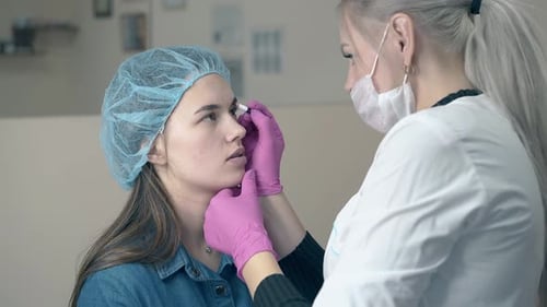 Lady Undergoes Permanent Brows Makeup Procedure in Salon