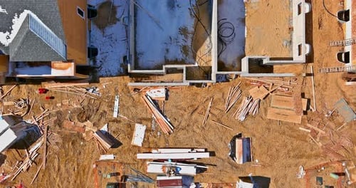 Instalación de vigas de marco de madera con vigas de techo Construcción en el vertido de la base para un