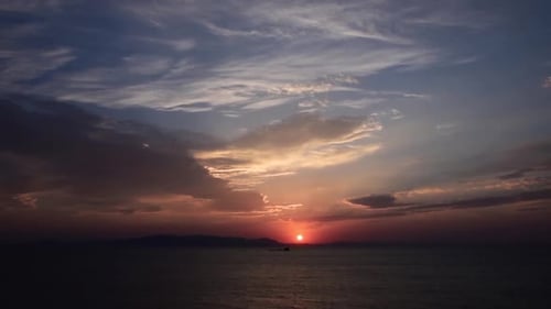 Wunderschöner Sonnenuntergang im Sommer