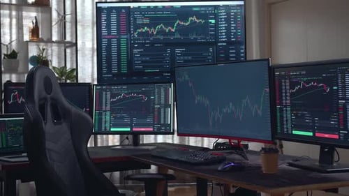 Stock Market Trader: varios monitores de computadora con gráficos financieros
