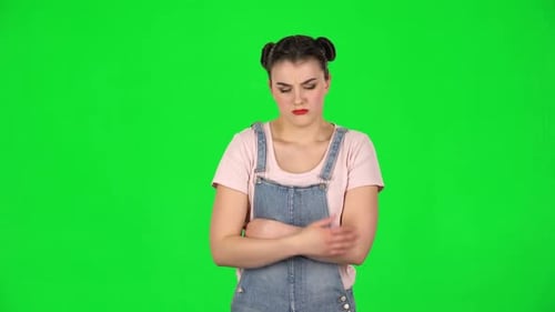 Linda mujer se siente mal, le duele el estómago y siente náuseas en la pantalla verde en el estudio