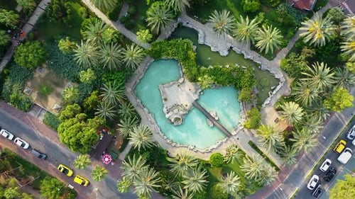 Fontaine dans les palmiers verts