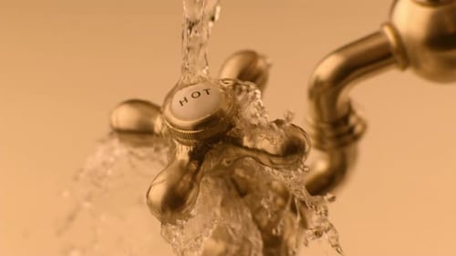 Heißwasserhahn mit spritzendem Wasser in Zeitlupe; aufgenommen auf Phantom Flex 4K bei 1000 fps