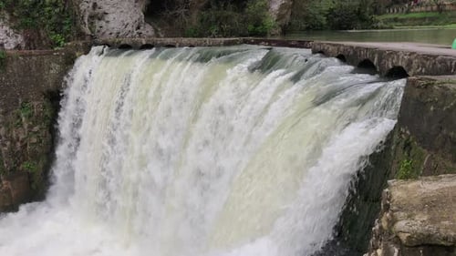 Nahaufnahme des Wasserfalls, das Wasser fällt schnell herunter