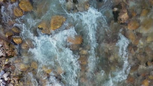Vue sur la surface d'une montagne, la rivière Soca en Slovénie