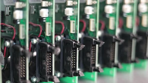 Plan du curseur d'un composant métallique et d'un microcircuit dans un laboratoire d'atelier