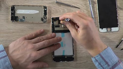 Smartphone-Spezialist repariert Gadgets und ändert Mikrochip-Technologien