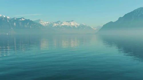 Lago de Ginebra y montañas cubiertas de nieve