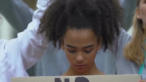 Verärgertes Mädchen hält Banner ohne Belästigung Slogan, gegen häusliche Gewalt