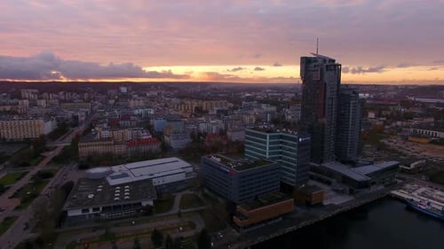 Vue aérienne du port de Gdynia au coucher du soleil