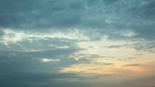 Sonnenaufgang mit Wolken und Wolken, Zeitrappen, 4 K