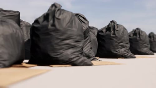 Bolsa de basura de plástico llena de basura