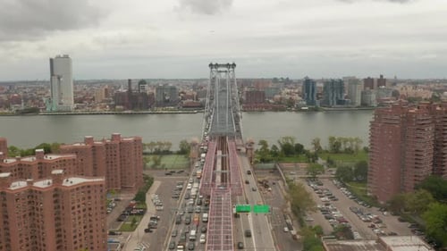 Blick auf Williamsburg Bridge mit starkem Autoverkehr, New York City