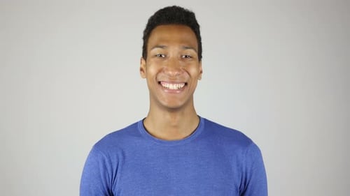 Lachender afrikanischer Mann weißer Hintergrund