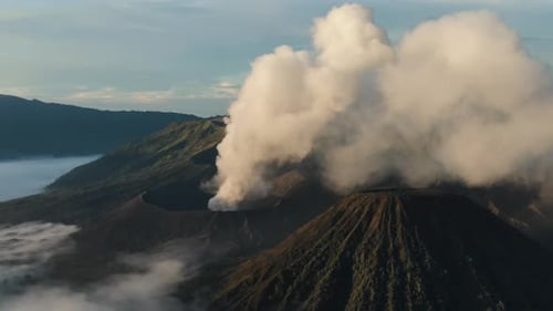 Luftaufnahme des aktiven Vulkankraters von Mountain Bromo in Ost-Java-Indonesien