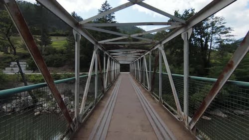 Pilotage habile d'un Drone FPV à l'intérieur d'un pont d'fer au-dessus de la rivière par une journée ensoleillée