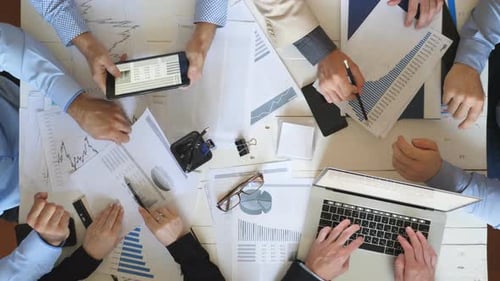 Draufsicht Männliche und weibliche Hände von Geschäftsleuten Planungsstrategie für Unternehmensprojekte im Büro