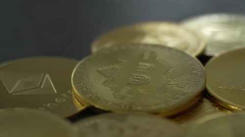 Ethereum- und Bitcoin-Münzen 07