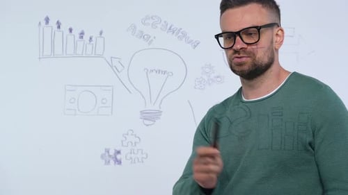 Der Mensch zeichnet verschiedene Wachstumscharts und berechnet die Erfolgsaussichten in einem modernen Glasbüro