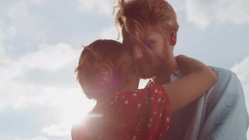 Pareja amorosa baile al aire libre primer plano