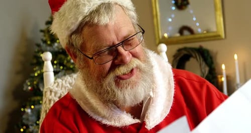 Papá Noel leyendo una lista 4k