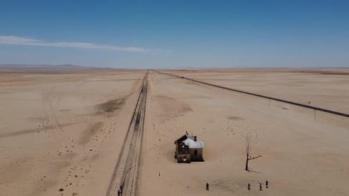 Herrlicher Blick auf eine riesige Wüste mit einer langen geraden Eisenbahn, Afrika