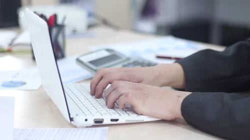 Geschäftsmann arbeitet im Büro mit Laptop