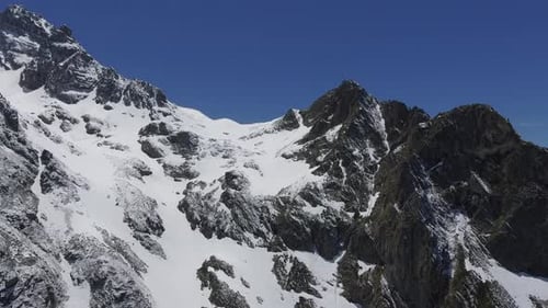 Neue verschneite Rocky Peaks