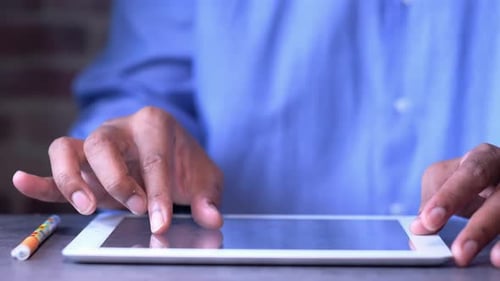Jovem empresário trabalhando em tablet digital