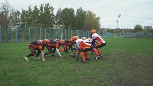American Football Team trainiert im Spiel aggressive Gegner während des Spiels