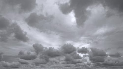 Zeitraffer eines dramatisch dunklen Wolkenhimmels mit Gewitter und Regen in der Nacht.