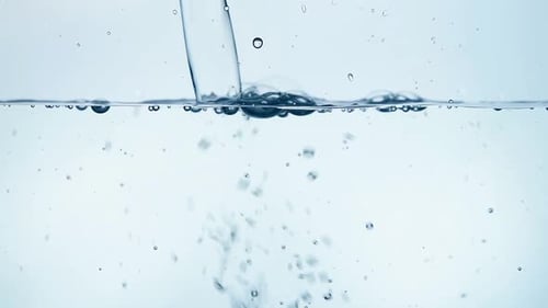 Wasser in Glas gießen, Nahaufnahme, niedriger Winkel