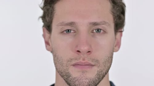 Nahaufnahme eines ernsten jungen Mannes Gesicht auf weißem Hintergrund