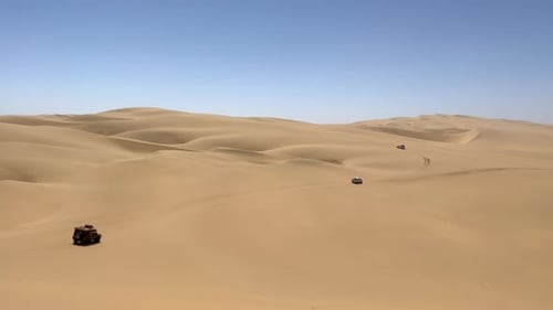 Conducir por dunas en el desierto
