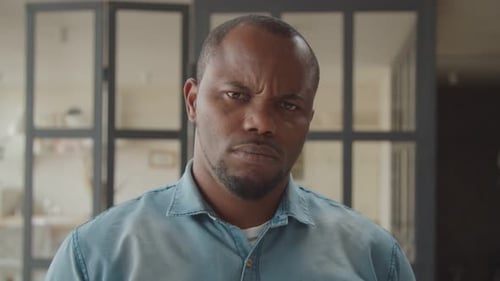 Homme noir furieux regardant avec un regard de colère intense
