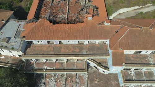 Immense complexe hôtelier avec toit cassé et fenêtres dans la ville Ghost de l'île grecque