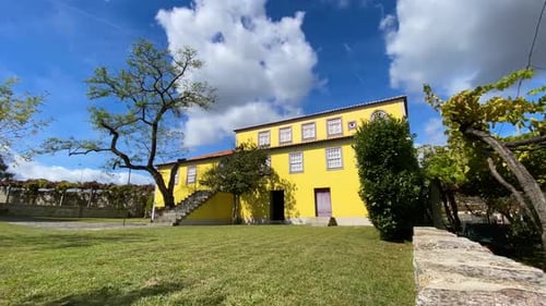 Timelapse de una casa de campo amarilla