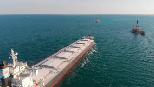 Der Massengutfrachter hat den Hafen verlassen und bewegt sich mit hoher Geschwindigkeit in die richtige Richtung.