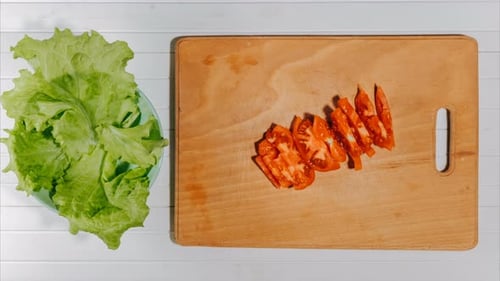 Stop Motion beim Kochen von Salat aus frischem Gemüse, flach legen. Animationsansicht von oben