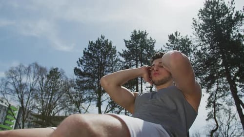Homme faisant des exercices d'abdos
