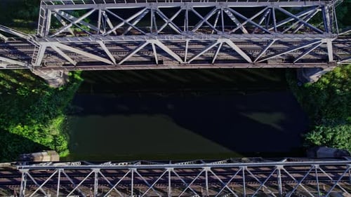 Eisenbahnbrücke über ein wunderschönes Tal während der Sommersaison