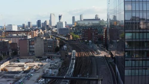 Vorwärts verfolgende Zugeinheit, die durch Stadtviertel fährt und an einem anderen Zug