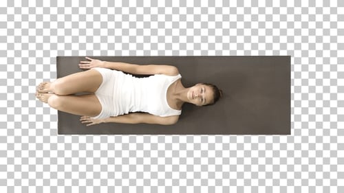 Femme pratiquant le yoga debout dans l'exercice de salamba sarvangasana,