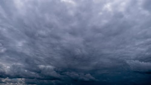 Zeitraffer dramatischer Gewitterwolken, die sich am Himmel bewegen