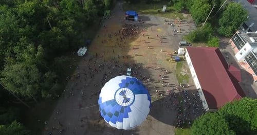 Pessoas comemorando o festival das cores