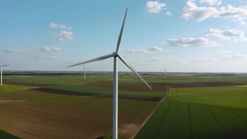 Windturbine auf einer grünen Wiese